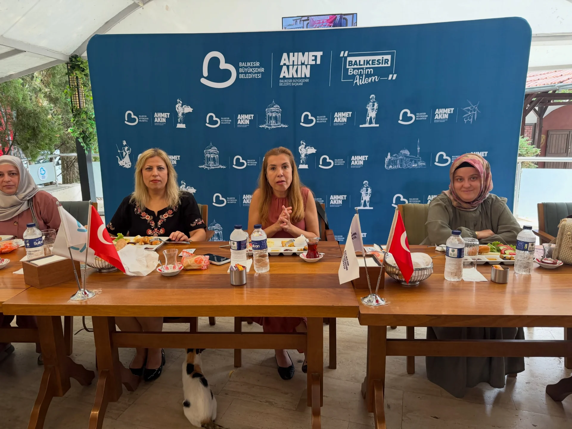 Arbil Akın Gönen'deki Muhtar Eşleriyle Kahvaltıda Buluştu