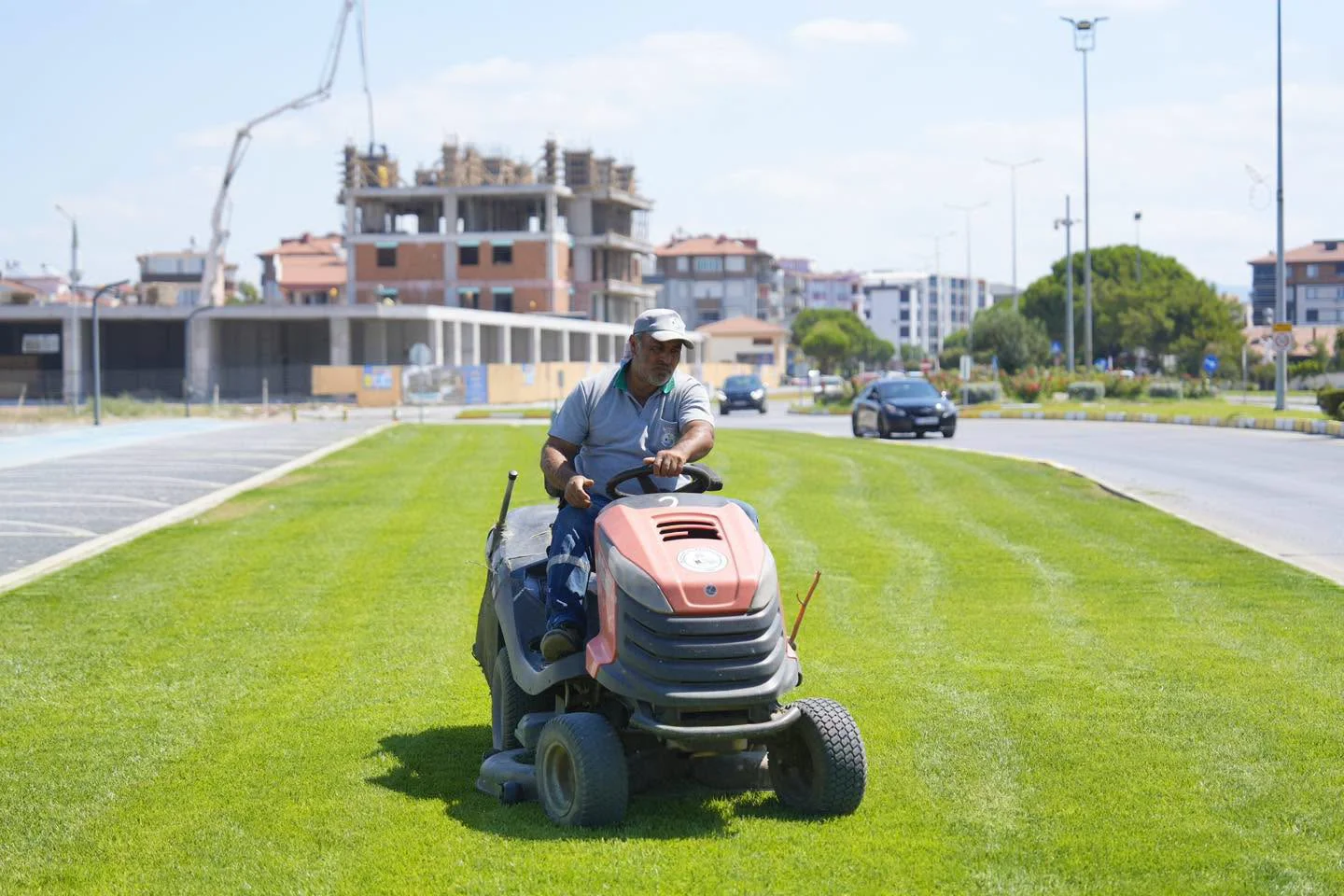 Burhaniye'de Park ve Yeşil Alan Bakımları Sürüyor