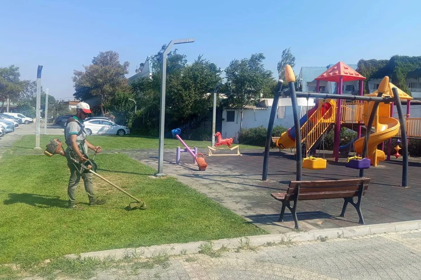 Burhaniye'de Park ve Yeşil Alan Bakımları Sürüyor