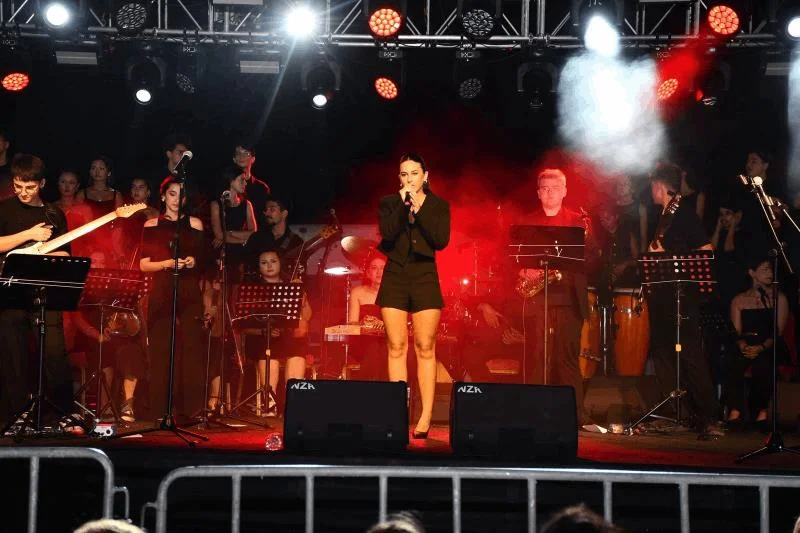 Büyükşehir'in Yaz Konserleri Ayvalık Sarımsaklı'da Başladı