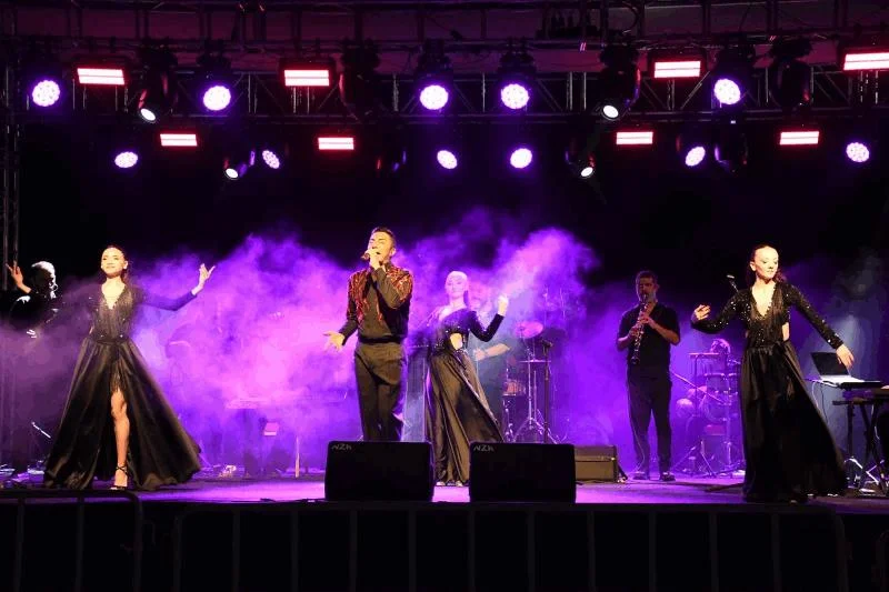 Büyükşehir'in Yaz Konserleri Ayvalık Sarımsaklı'da Başladı