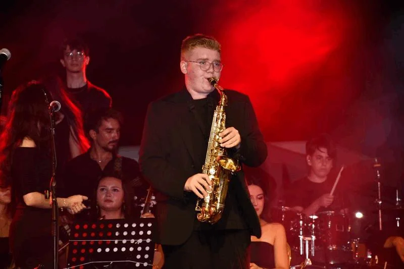 Büyükşehir'in Yaz Konserleri Ayvalık Sarımsaklı'da Başladı