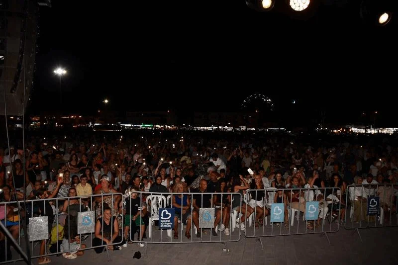 Büyükşehir'in Yaz Konserleri Ayvalık Sarımsaklı'da Başladı