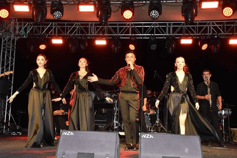 Büyükşehir'in Yaz Konserleri Ayvalık Sarımsaklı'da Başladı
