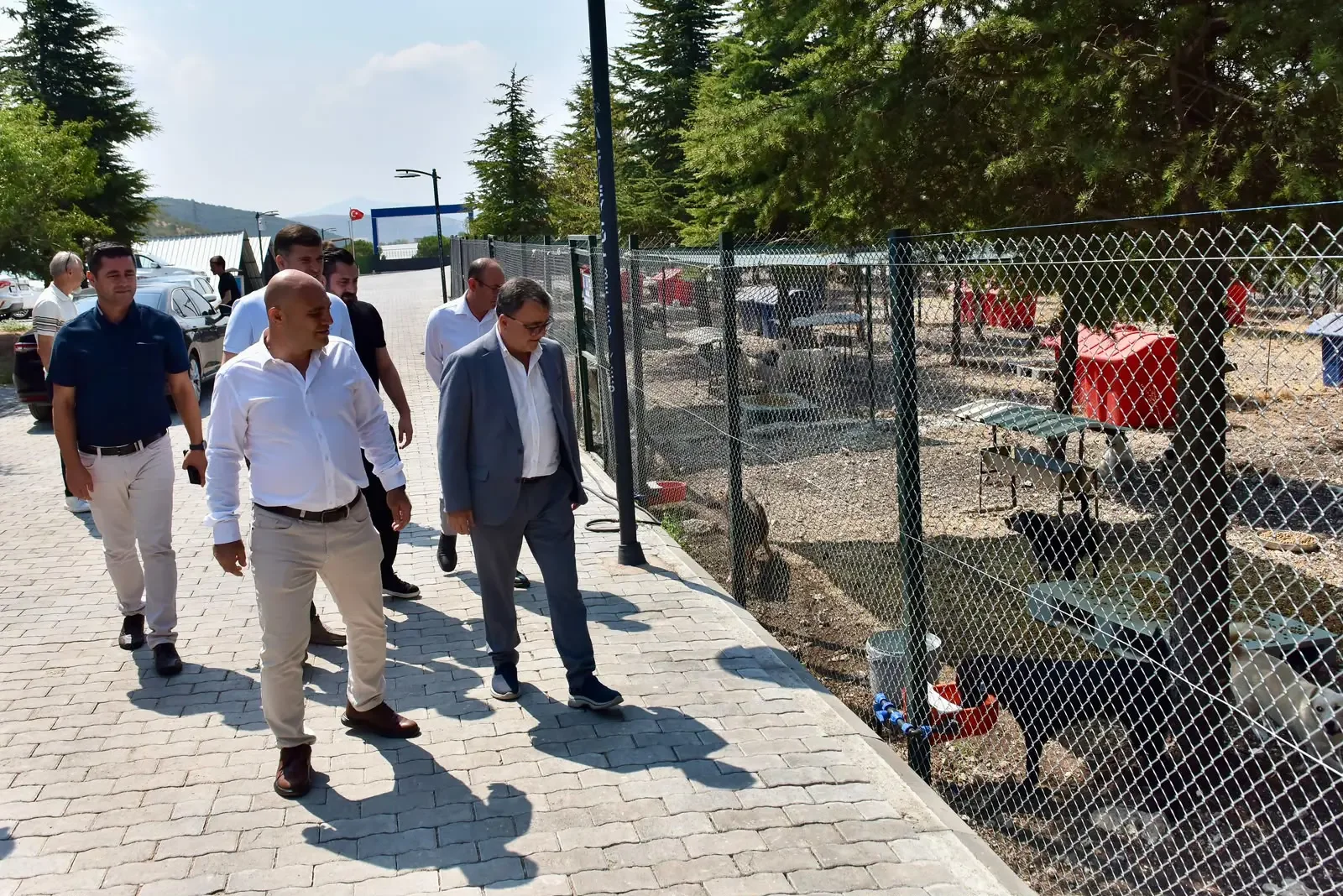 Şehirli Hayvan Bakımevi ve Doğal Yaşam Alanı’nı ziyaret etti.
